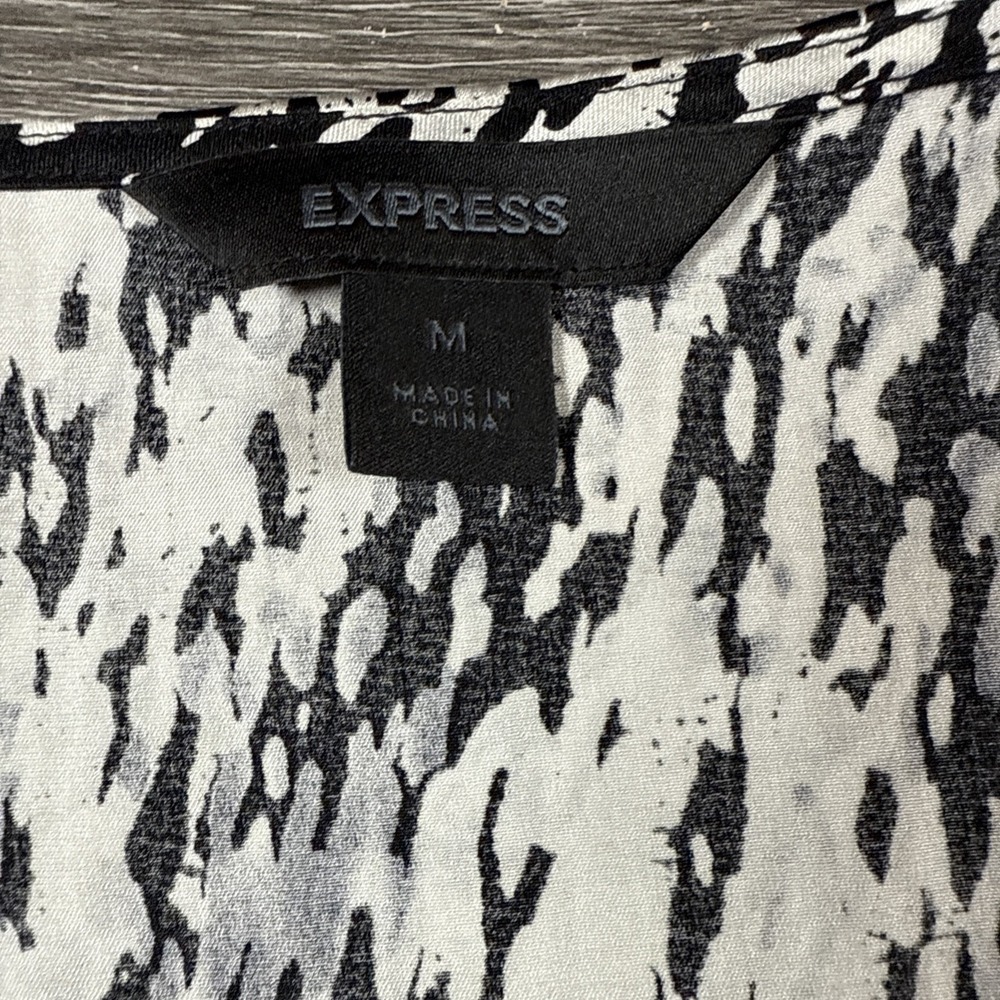 Express Dress Women's Size Med Long Sleeve Animal Print‎ Short Silky - Picture 3 of 6